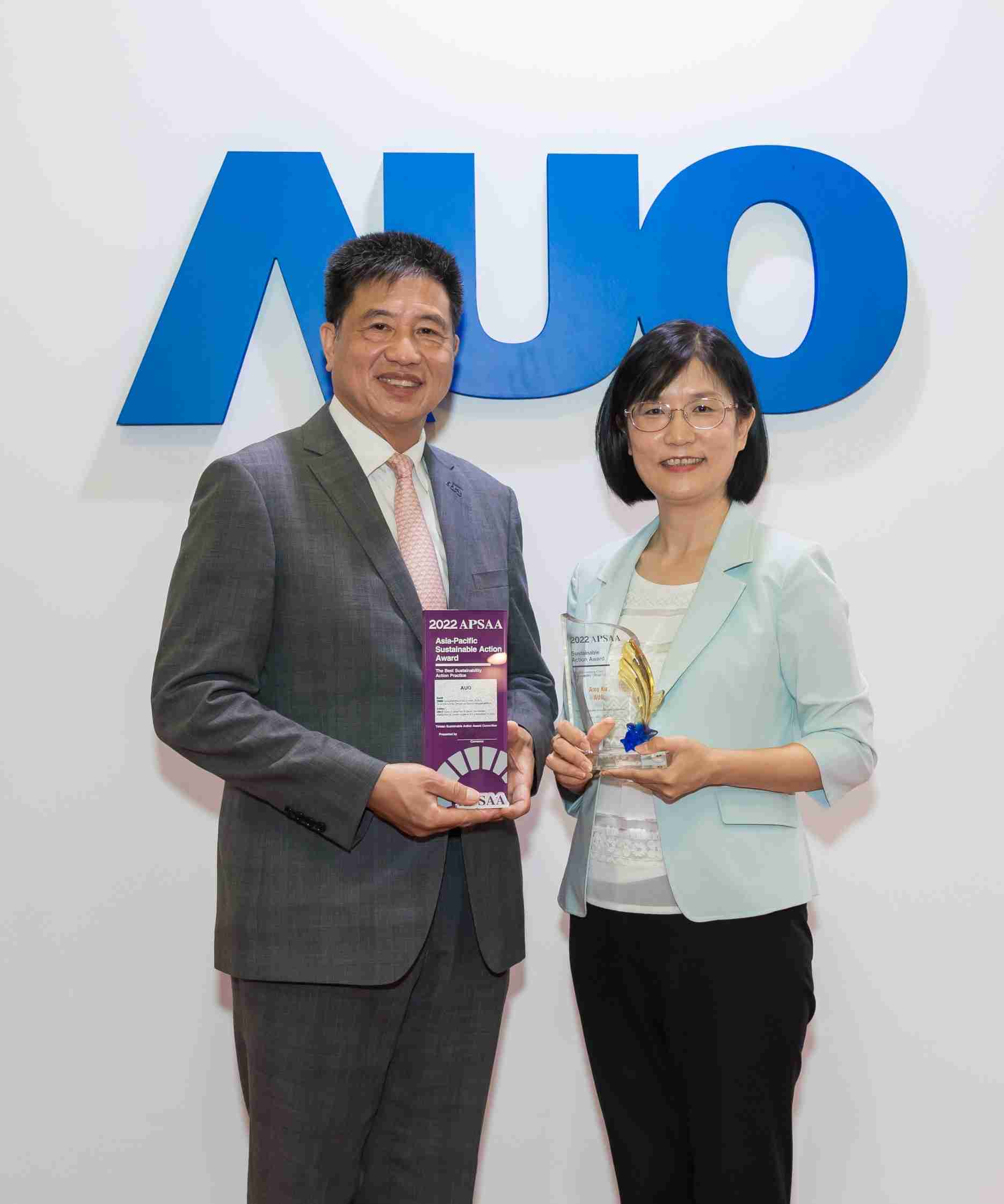 优游UB8长期垫筑永续远景的基石，，，，透过ESG暨气候委员会逐步实践永续策略蓝图。。其中，，，，优游UB8光电永续长古秀华带领团队、、、、制定中长期目标，，，，缔造多面向亮眼表现，，，，获得「顶尖永续长奖」的个人奖殊荣（左：优游UB8光电董事长暨执行长彭双浪，，右：优游UB8光电永续长古秀华）