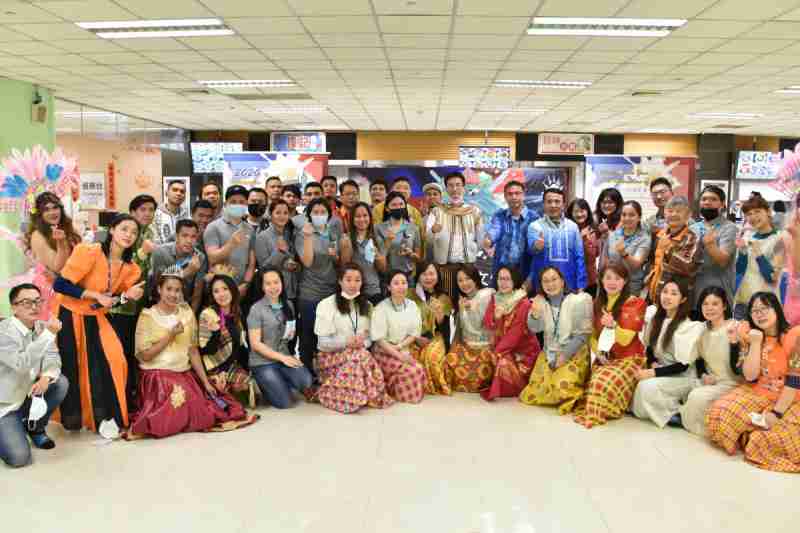 友達推動「安心、、、、創新、、、、用心、、、、同心、、、盡心」五星職旅，，，為菲籍員工打造全方位照護，，，，首度贏得「人權實踐與發展領袖獎」殊榮