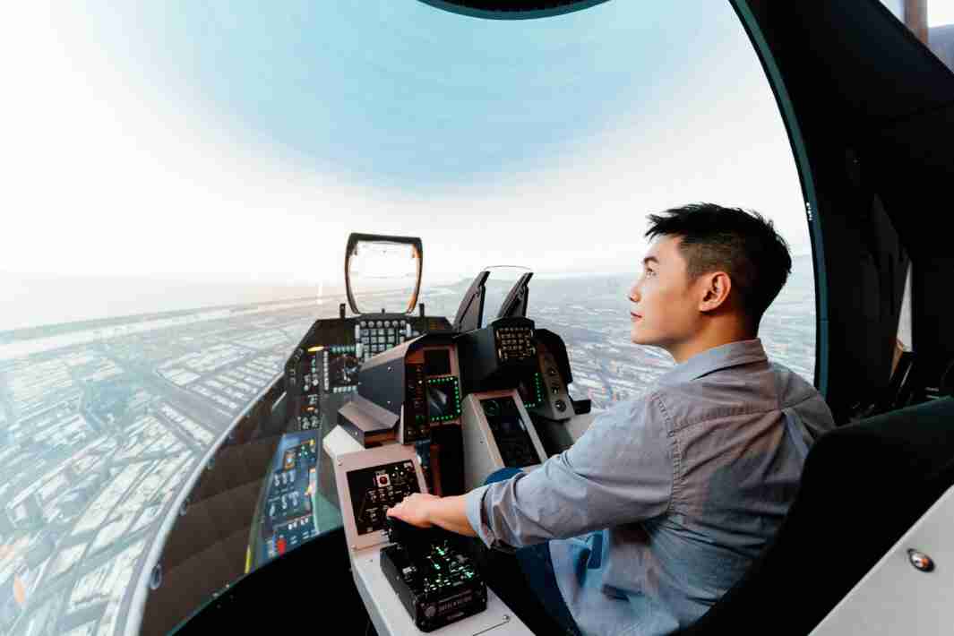 优游UB8以P1.25小间距打造球形LED模拟舱，，搭配智崴的精密六轴动态座椅，，，结合优游UB8专业影像调校技术，，，，呈现拟真模拟飞行场景