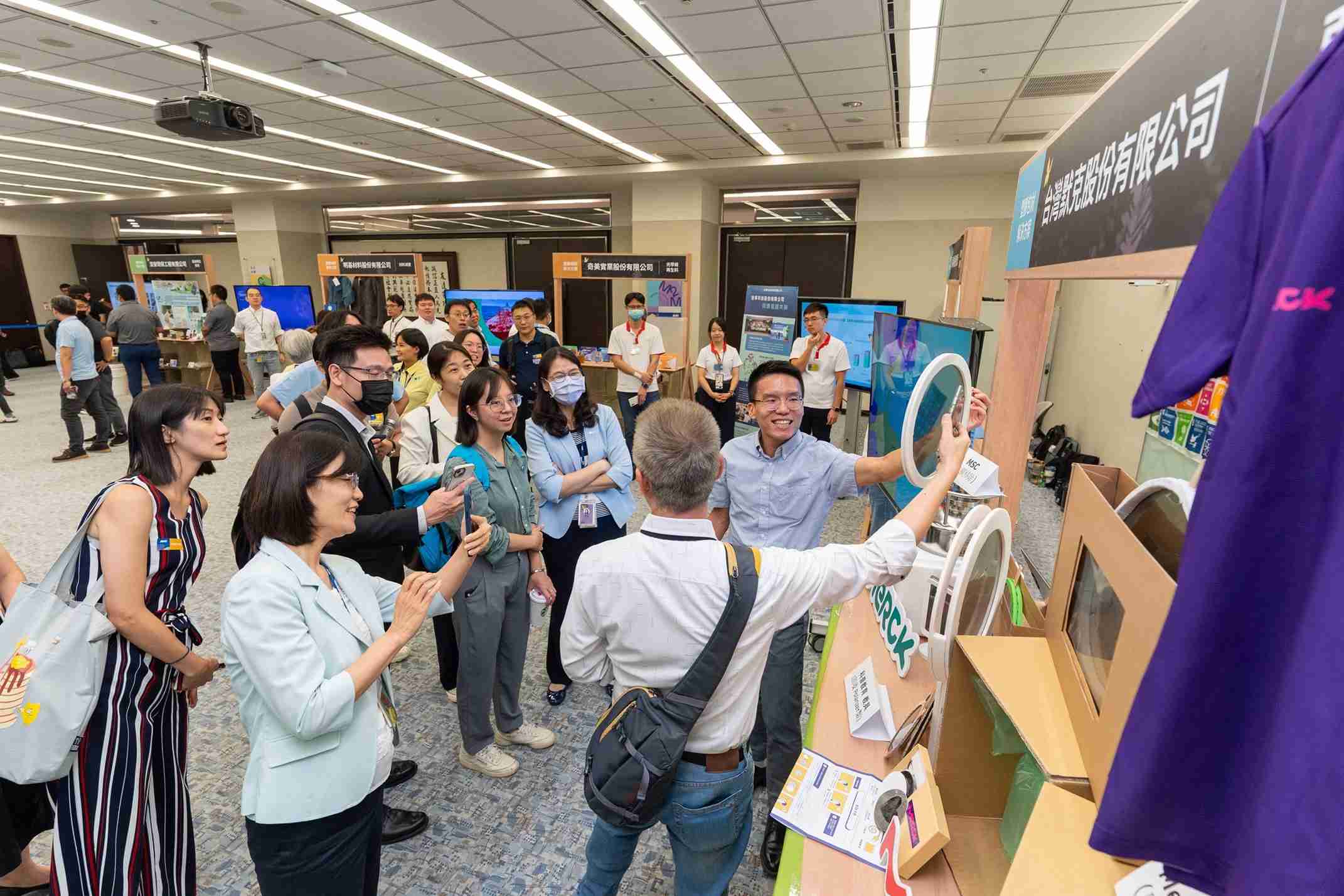 优游UB8连手产业伙伴策划首届生态圈联展，，，，展示如何将废塑料循环再利用，，创新解决方案包括：塑料包材再生与循环使用、、、、再生塑料研发及应用、、、废塑料回收再生技术、、减塑生活提案等