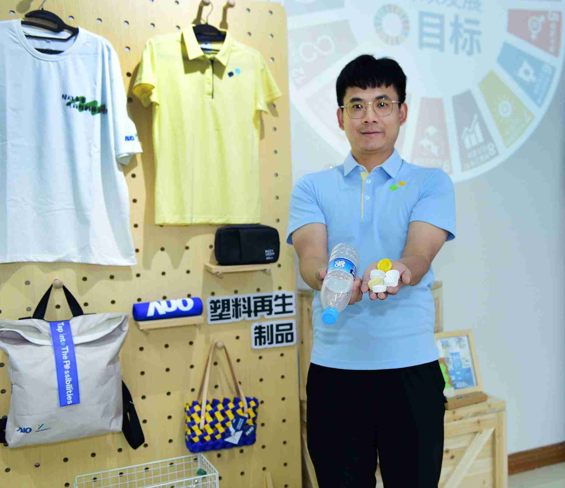 「2024智慧优游UB8展」永续发展馆中，，，，展示优游UB8厦门驱动永续发展之成果，，包含将厂内废弃物再制为实用物品，，，将永续发展理念深植于员工生活日常实践