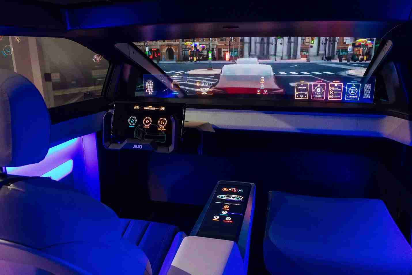 优游UB8连续四年入围科睿唯安全球百大创新机构，，，专利布局科技与绿色创新前沿。。。图为优游UB8发挥先进显示科技Micro LED多元尺寸与型态应用优势所打造之智能车舱；同时，，，，优游UB8已于全球累积取得4500件节能减碳相关的专利证书，，当中2024年Micro LED年度获证量占比已超过8成