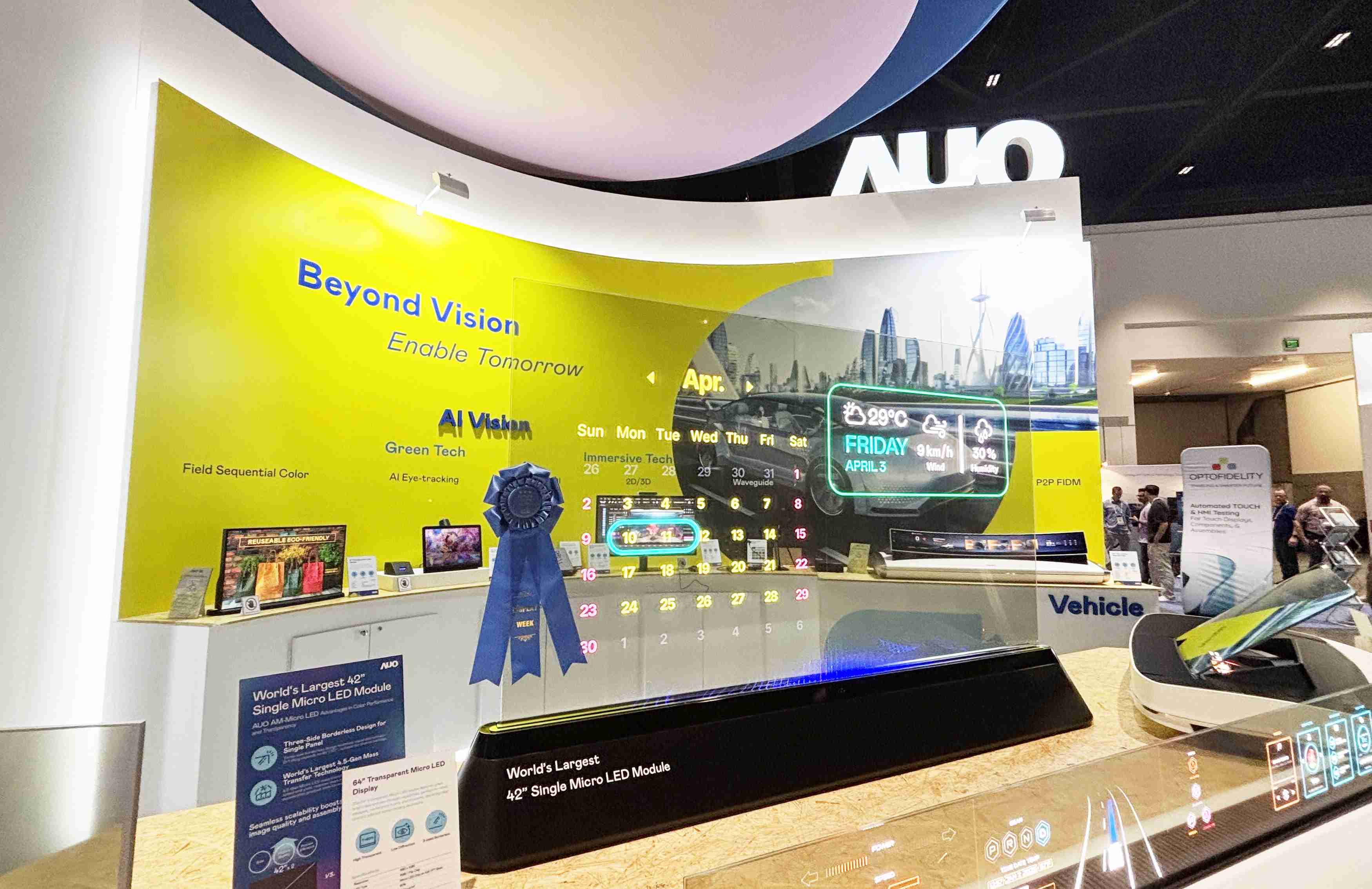 优游UB864吋透明Micro LED显示器获〝最佳Micro LED技术应用奖〞，，，其绝妙的透明穿透特性，，，同时具备1,000 nits的高亮度表现，，，，并透过精细的无缝拼接延伸，，，可依需求灵活应用于多元场域，，展现出Micro LED显示技术划时空的无限潜力