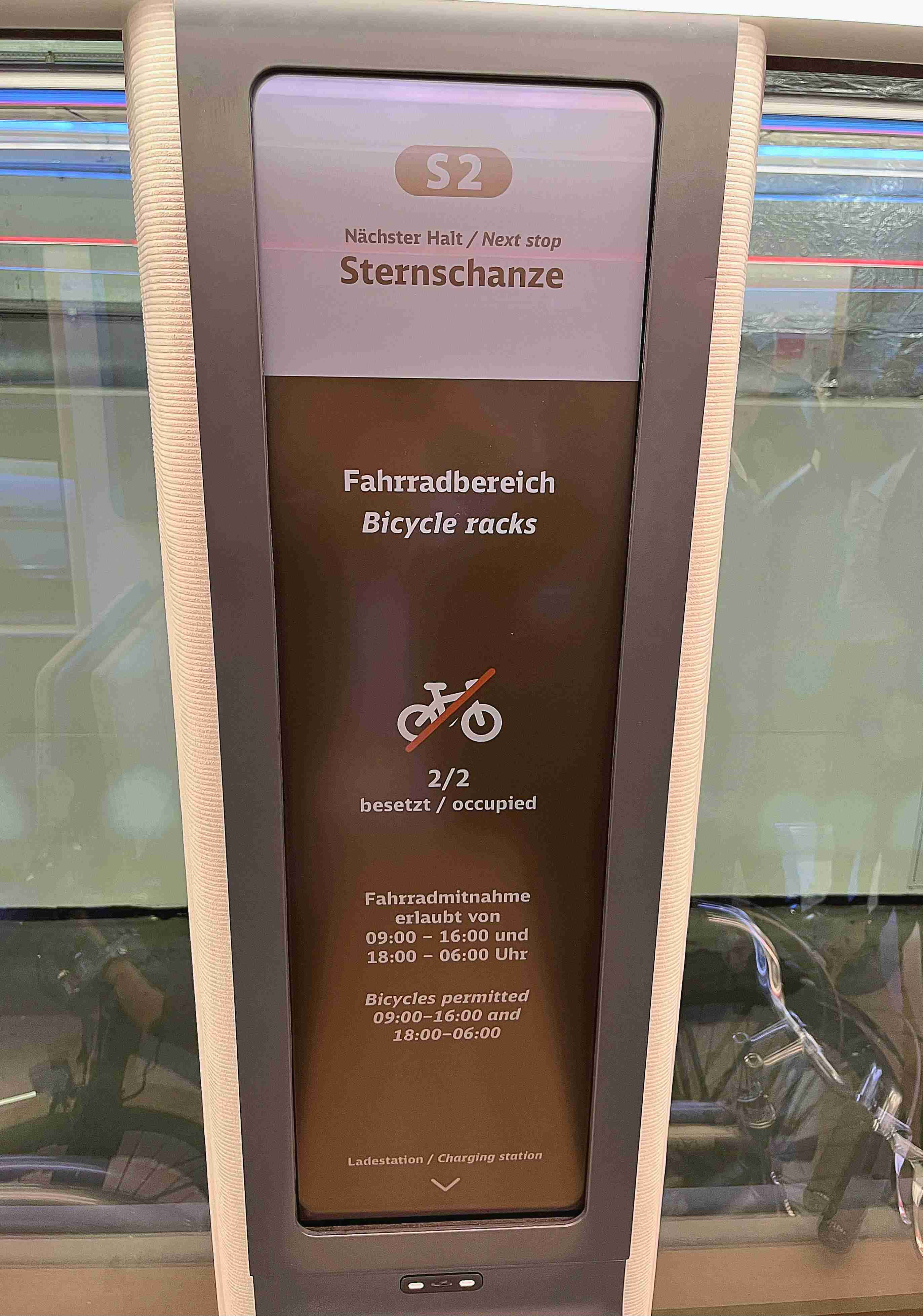 达擎HiRaso显示技术采用胆固醇液晶独特的双稳态特性及反射环境光线的方式，，，发挥最佳能源运用效率，，其仅在更换显示画面时才消耗电力，，，，在持续静止的画面显示上则为零耗电，，，，与传统液晶显示技术相比大幅节省90%能耗